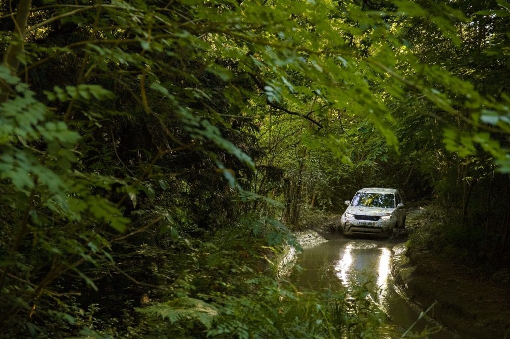 2016-land-rover-discovery-48