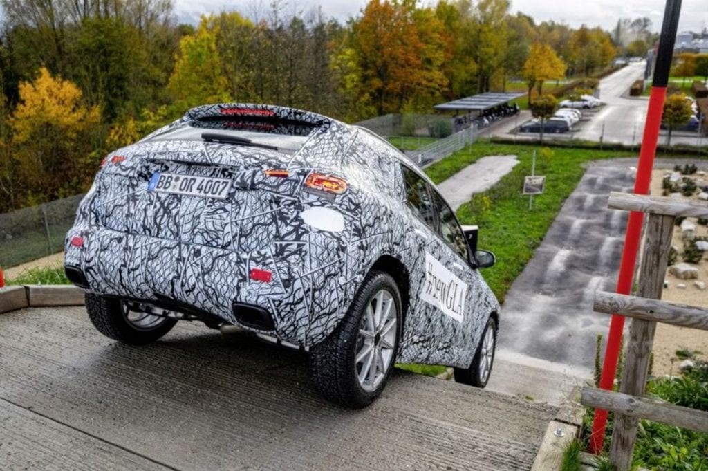 Poze camuflate cu viitoarea generație Mercedes-Benz GLA