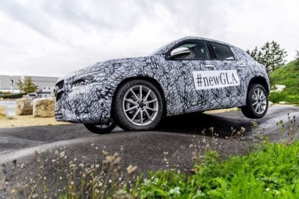Poze camuflate cu viitoarea generație Mercedes-Benz GLA
