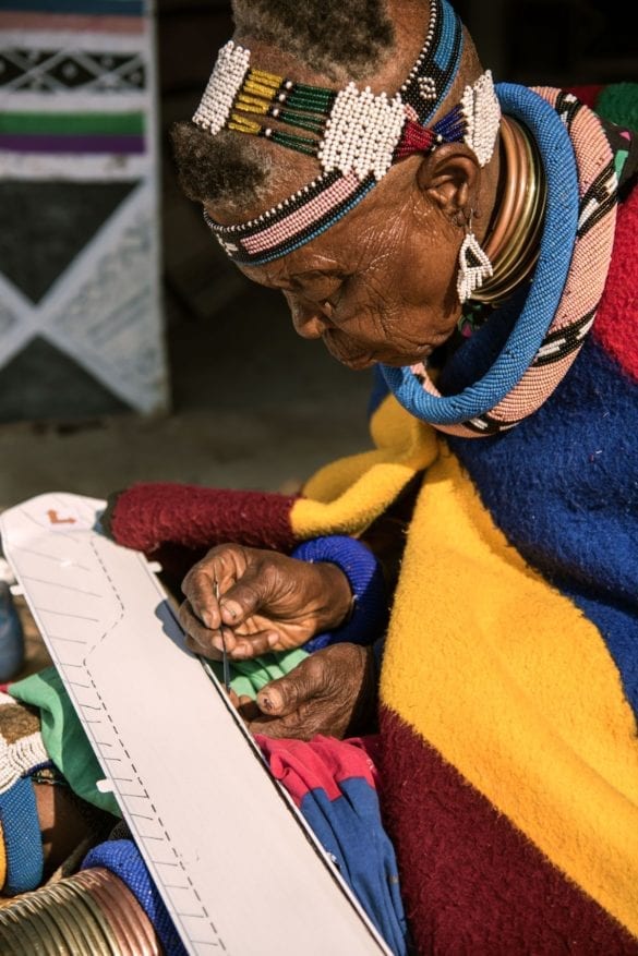 Cine este Esther Mahlangu?