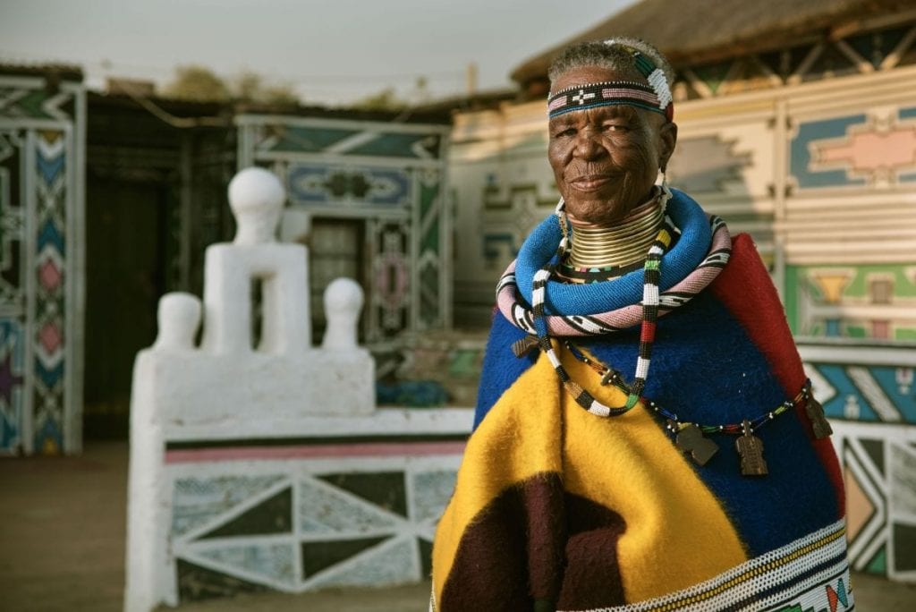 Cine este Esther Mahlangu?