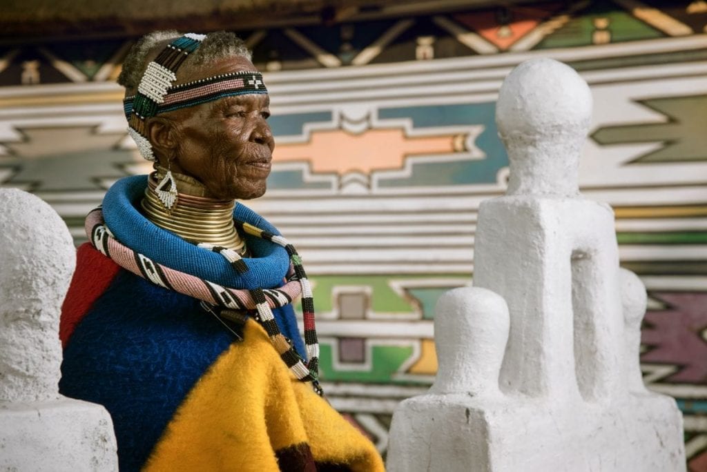 Cine este Esther Mahlangu?