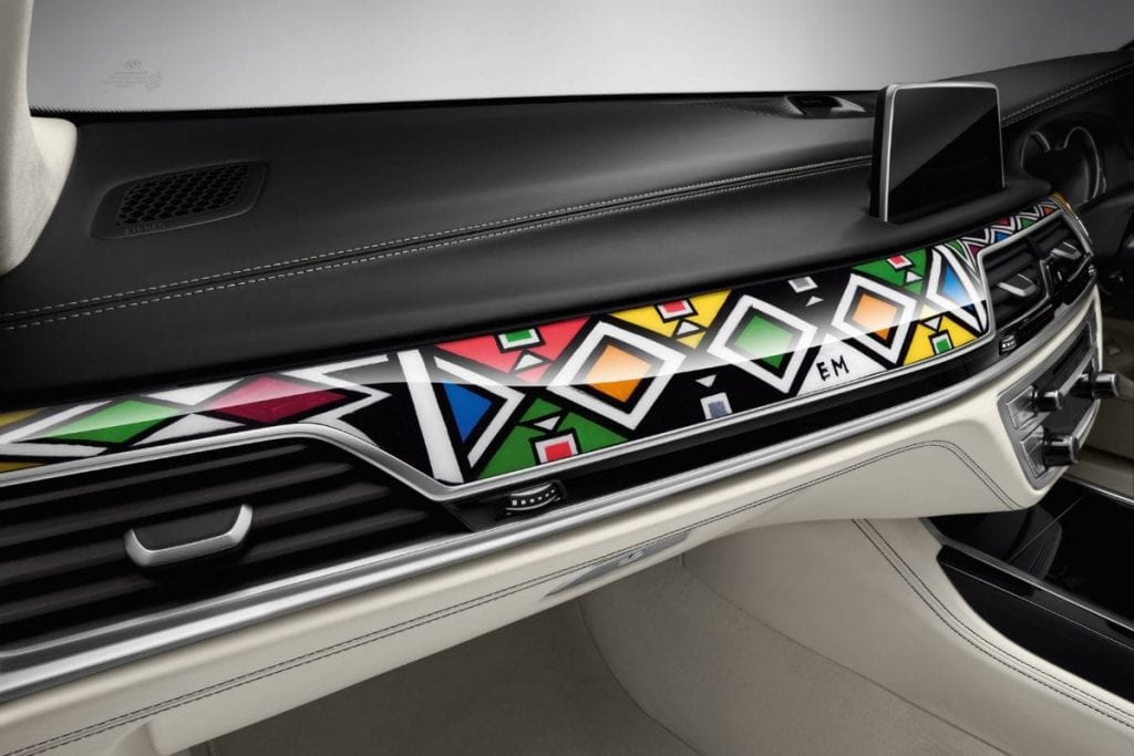 Cine este Esther Mahlangu?