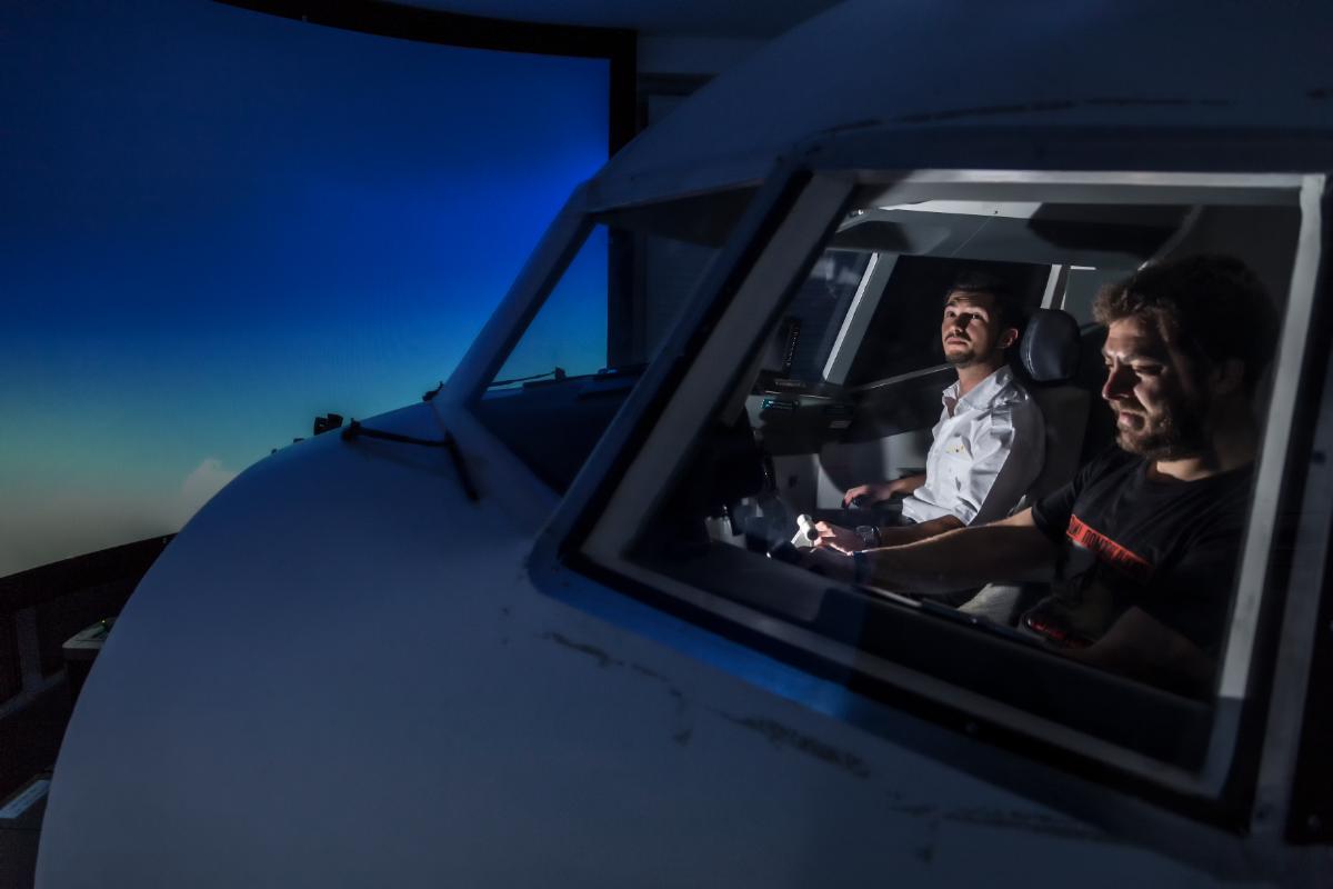 Simulator Boeing 737: Stăpân pe manșă