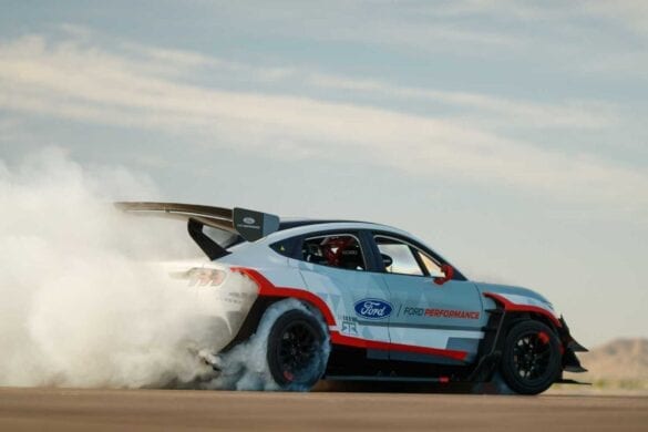ford-mustang-mach-e-1400-lineup-rear-three-quarters-burnout Ford Mustang Mach E 1400