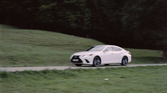 Test cu Lexus ES 300h